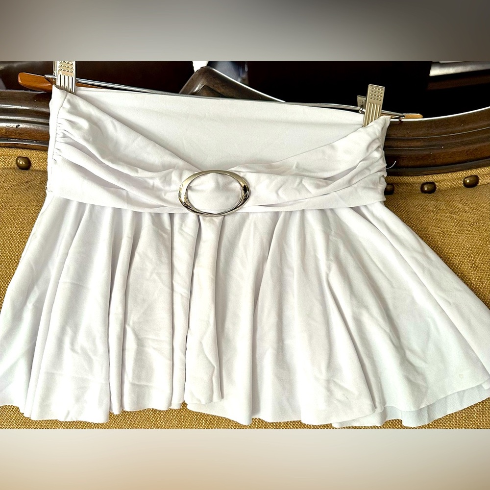 White Mini-skirt with silver buckle